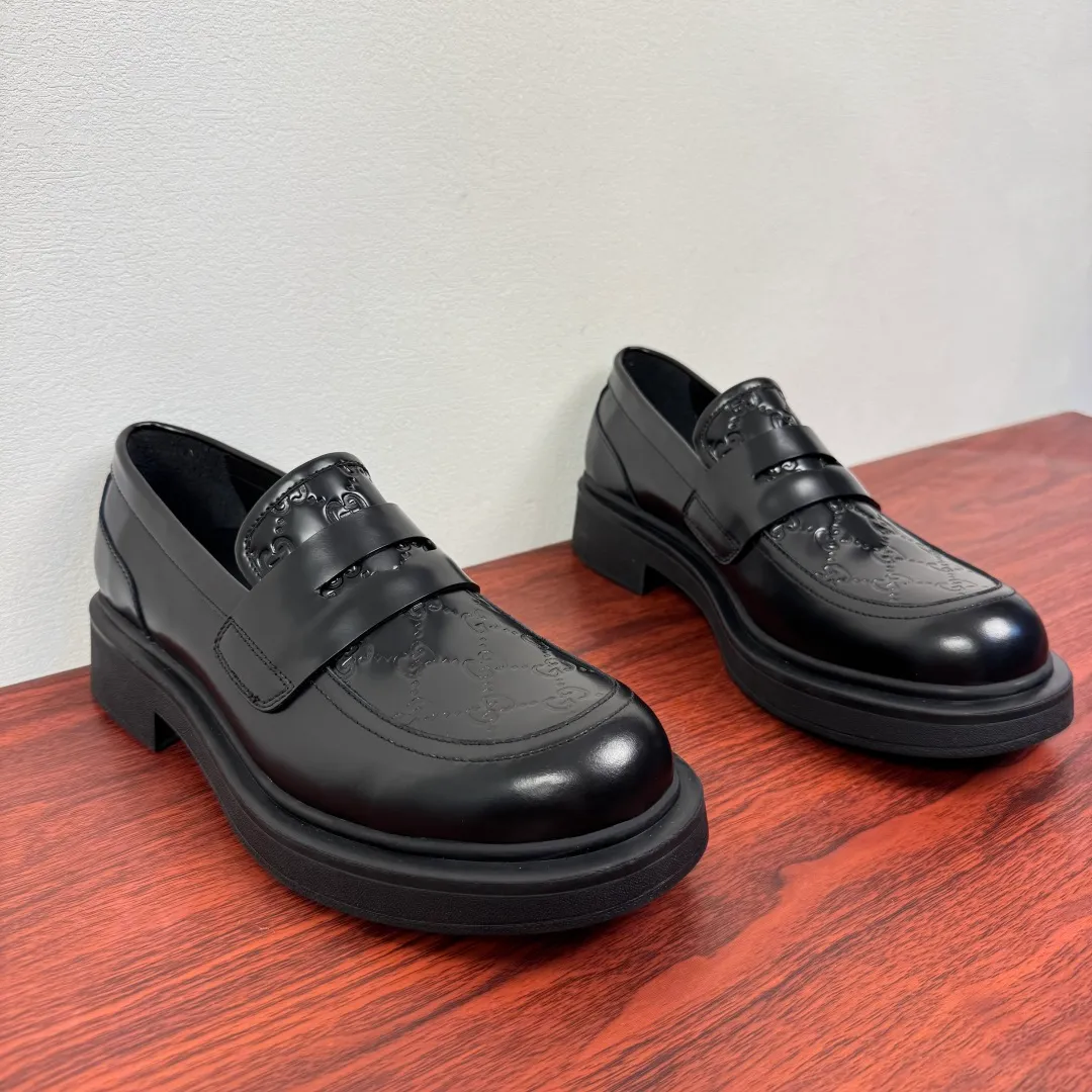 Batch 780 Gucci/Gucci new men's loafers with GG details, thick-soled slip-ons! The design of this men's lace-up shoe is rooted in the brand's heritage. It is carefully crafted from high-quality calfskin/open-edge beaded cowhide/suede cowhide. It is made of various leather types and is embellished with GG printed embossed suede leather details, which pays homage to Gucci's classic monogram. The rubber sole with GG pattern adds a modern touch to the design. Classic and simple sponge cake style design. European and American classic version, full calfskin lining. The overall upper texture is soft. The lining is comfortable and breathable. 2CM thickened soft rubber sole, easy to control. Versatile and stylish on the foot. Available in multiple colors to meet different matching needs. Full package! Size: 39-40-41-42-43-44 Leather shoe size (can be customized to 38.45.46) Item number: 7826 Loafers Open edge beads